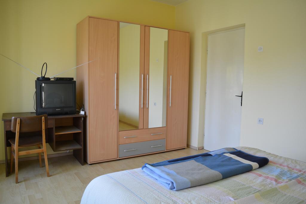 Guest House Ema ดารูวาร์ ภายนอก รูปภาพ